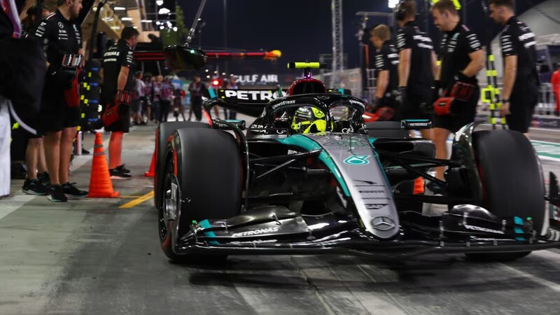 El piloto de Mercedes, Lewis Hamilton, sale de boxes durante el Gran Premio de Qatar de Fórmula 1 de 2021.