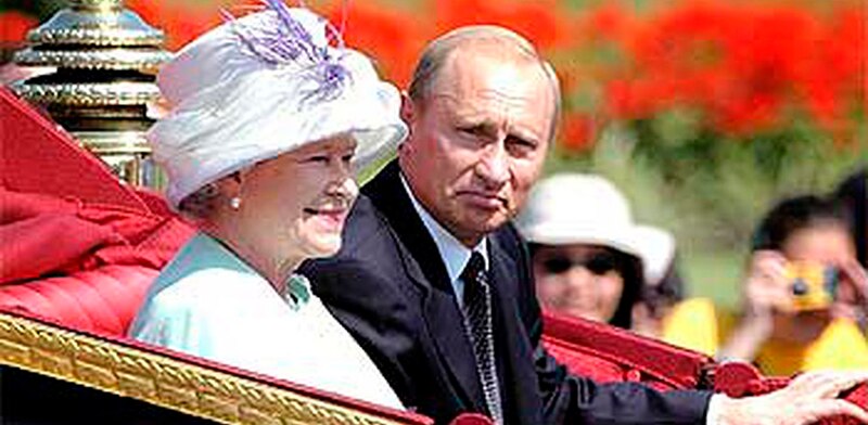 La reina Isabel II y el presidente Putin en el carruaje real durante una visita de Estado a Rusia.