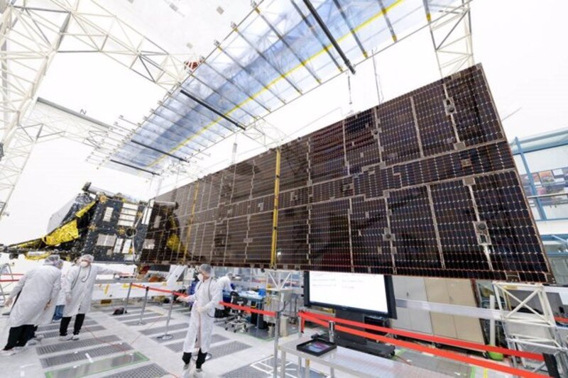 Ingenieros trabajando en un satélite artificial