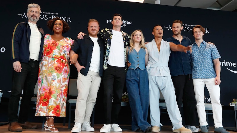 El elenco de la serie "Los anillos de poder" en la alfombra roja