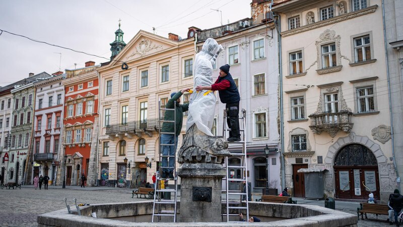 Restauración de una estatua en la Plaza Mayor de Madrid