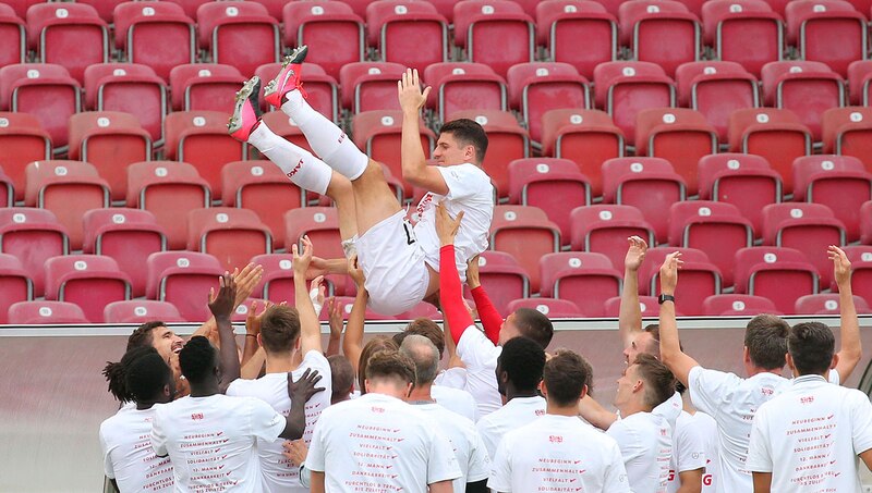 Jugadores de fútbol celebrando una victoria