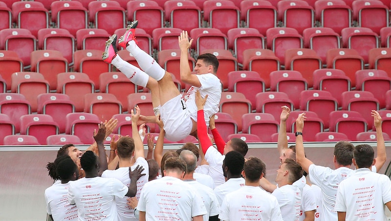 Jugadores de fútbol celebrando una victoria