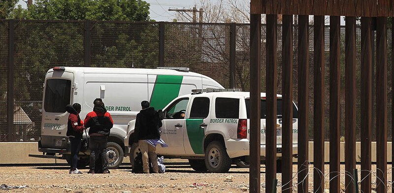 Patrulla fronteriza detiene a inmigrantes ilegales en la frontera entre México y Estados Unidos