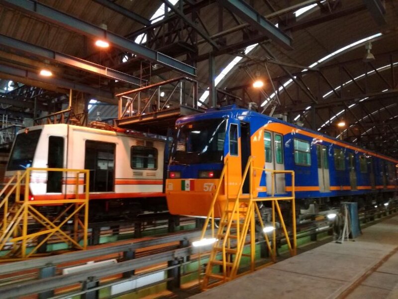 Trenes en un taller de reparación