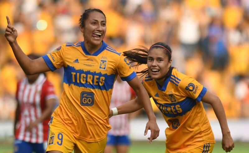 Tigres Femenil celebra su victoria en la cancha