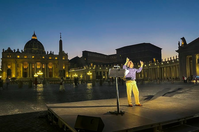 El Papa Francisco bendice a los peregrinos en la Plaza de San Pedro