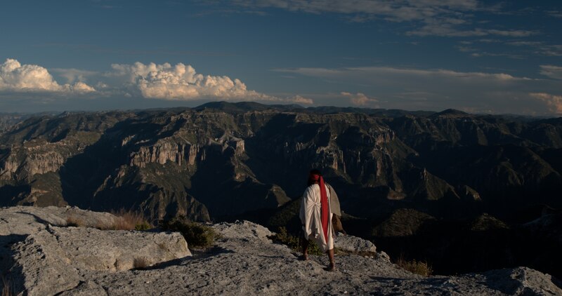 Caminante en la cima de una montaña