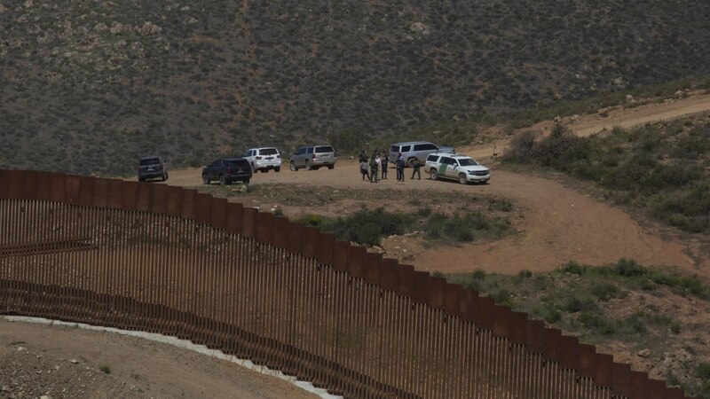 Agentes de la Patrulla Fronteriza de EE.UU. en la frontera entre México y Estados Unidos