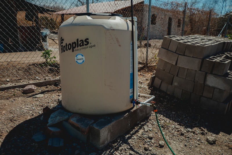 Tinaco instalado en La Cascada, parte del sistema de abastecimiento de agua potable impulsado por el DIF Sinaloa