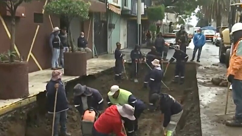 Trabajadores cavando una zanja en una calle de la Ciudad de México