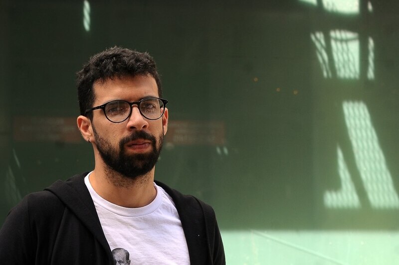 Un hombre con barba y gafas