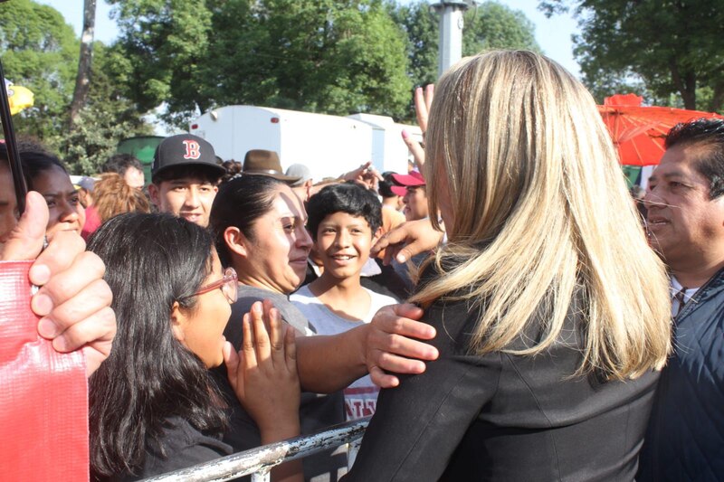La candidata presidencial saluda a sus seguidores