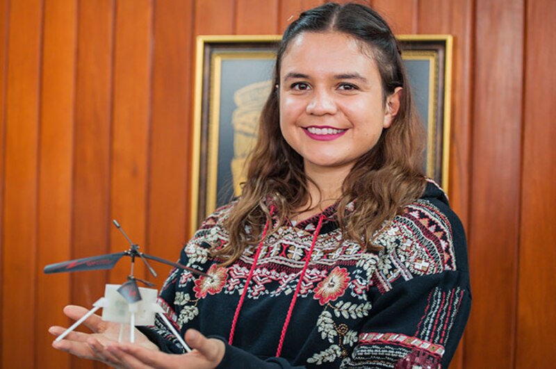 Mujer sosteniendo un helicóptero de juguete
