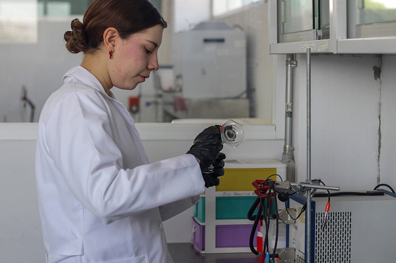 Científica trabajando en un laboratorio