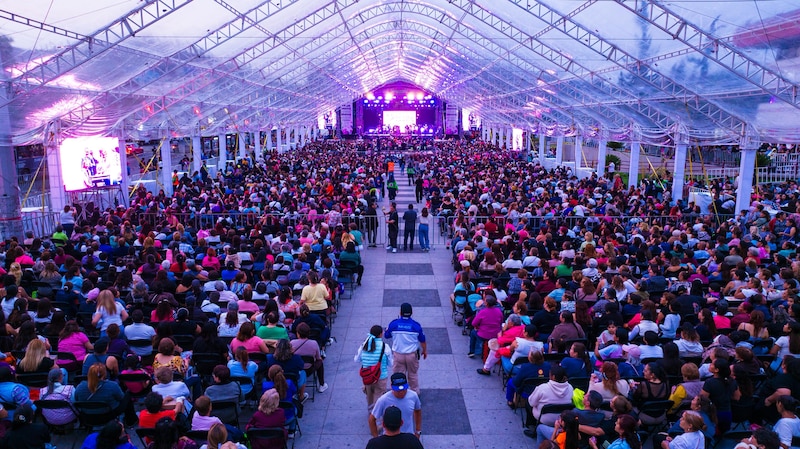 Madres cantan y celebran durante concierto del Día de las Madres en GAM 2024