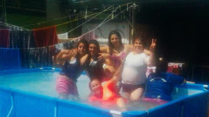 Amigas disfrutando del verano en la piscina