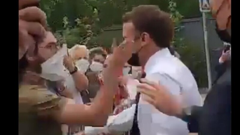 El presidente francés Emmanuel Macron recibe una bofetada durante una visita oficial
