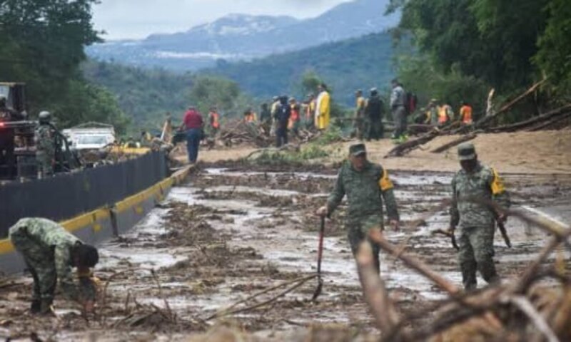 Deslave en carretera deja varios vehículos soterrados