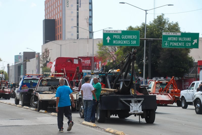 Operadores de grúas y transporte público provenientes del municipio de Naucalpan marcharon rumbo al Zócalo, los inconformes fueron encapsulados a la altura de Vallejo por elementos de la Secretaría de Seguridad Pública. Los manifestantes acusan de ser víctimas de presunta fabricación de delitos, además de persecución y hostigamiento por parte de la Fiscalía General de Justicia del Estado de México