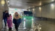 Rescatan a 63 pasajeros de microbús varado en Churubusco durante tormenta