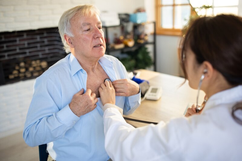 Médico examinando a un paciente