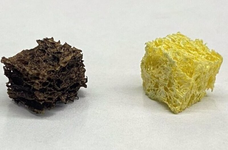 Dos cubos, uno marrón y otro amarillo