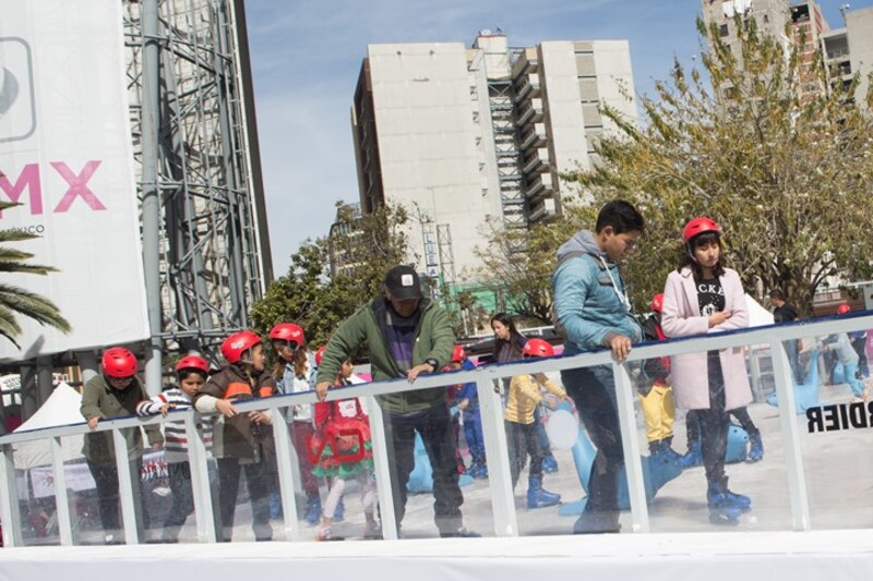 Niños patinando sobre hielo en una pista de hielo en la Ciudad de México