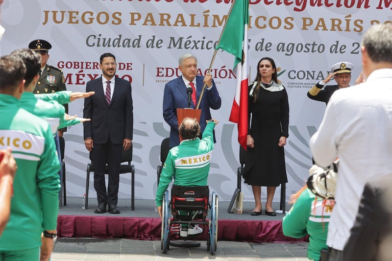 Title: El presidente Andrés Manuel López Obrador abanderó a la delegación mexicana que participará en los Juegos Paralímpicos de París 2024.