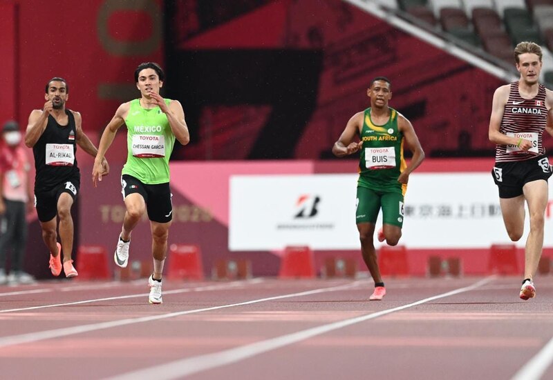Atletas olímpicos en la pista de atletismo