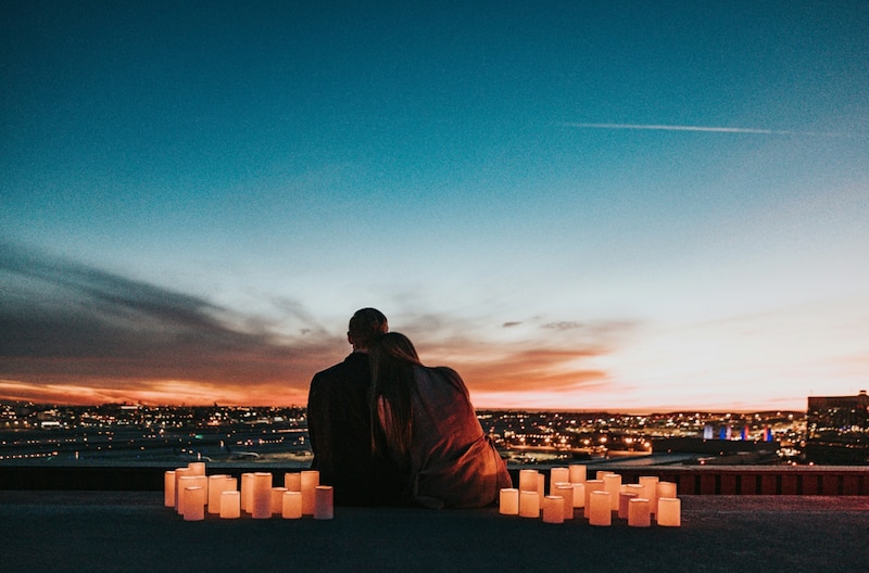 Pareja mirando el atardecer