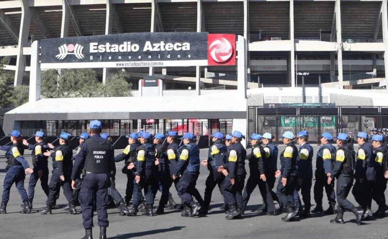 Policías en el Estadio Azteca