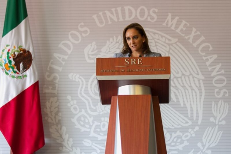 La Secretaria de Relaciones Exteriores, Claudia Ruiz Massieu, da un discurso.