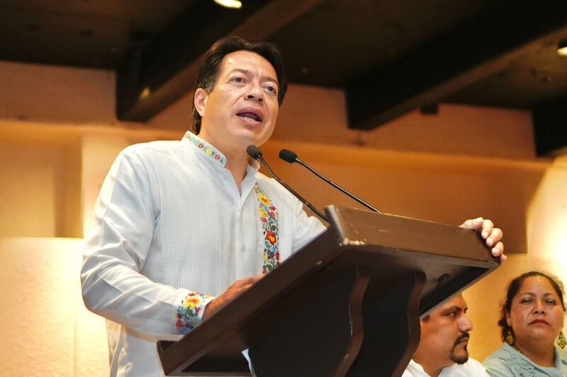 El gobernador de Oaxaca, Alejandro Murat, da un discurso durante un evento público.