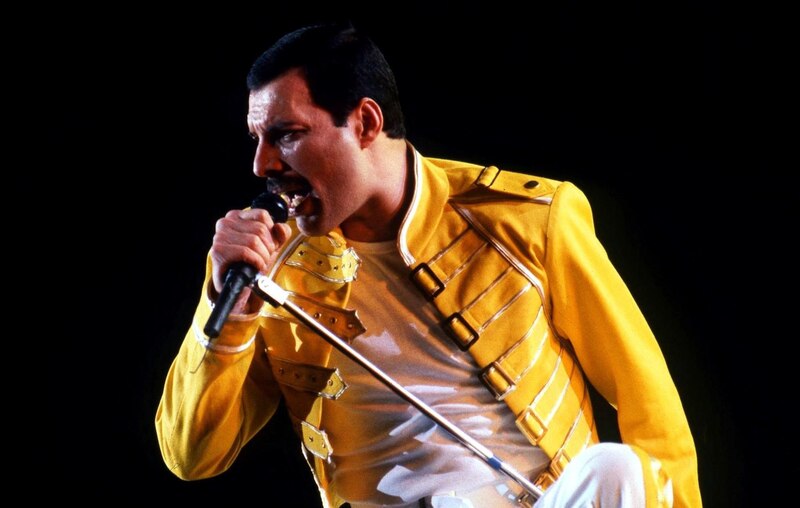 Freddie Mercury, vocalista de Queen, en concierto.