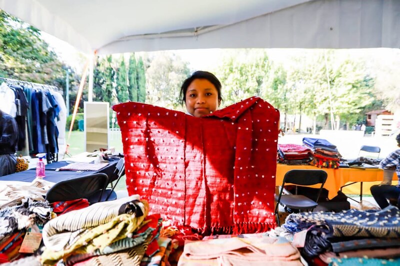 Mujer indígena mexicana con ropa tradicional