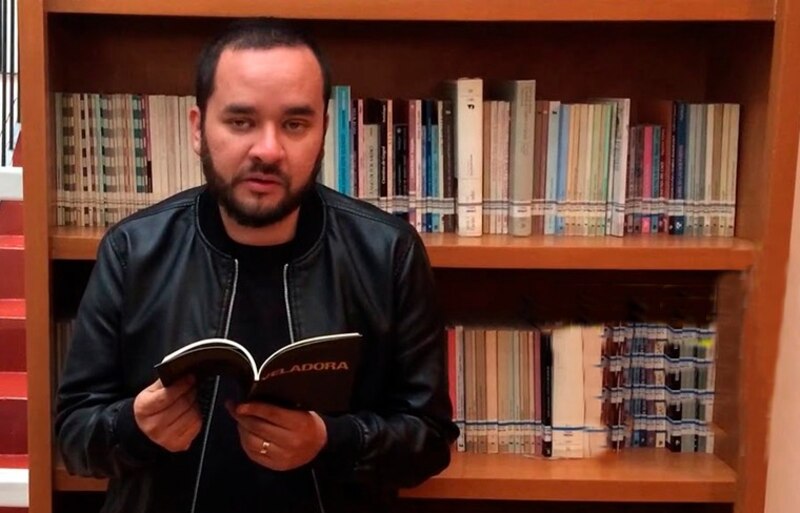 El escritor lee su obra en una biblioteca