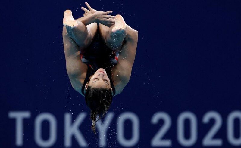 Clavadista mexicana entra al agua durante los Juegos Olímpicos de Tokio 2020