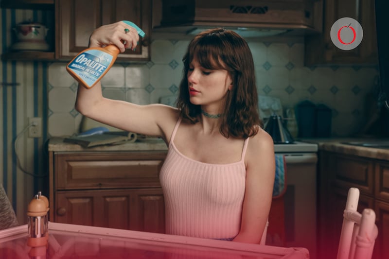 La cantautora estadounidense lanzó el video oficial de su éxito ‘Opalite’, una divertida historia de estética ochentera sobre la búsqueda del amor.