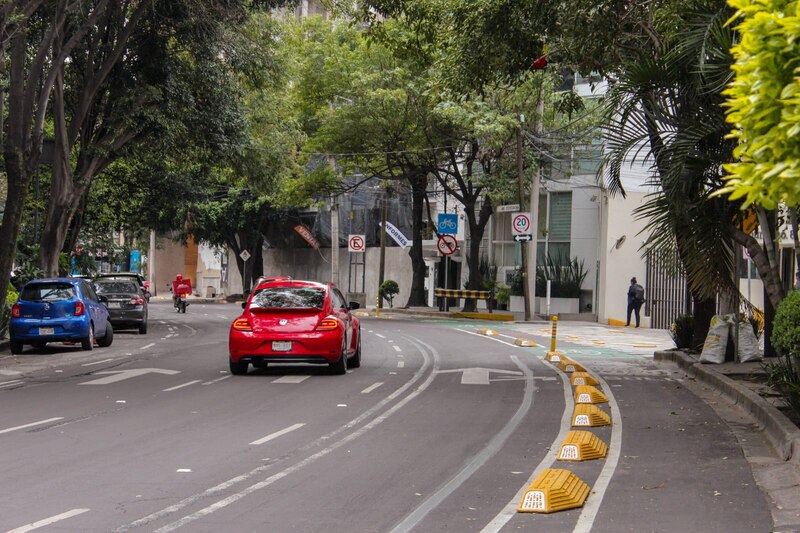 Curva pronunciada en calle angosta con tráfico vehicular