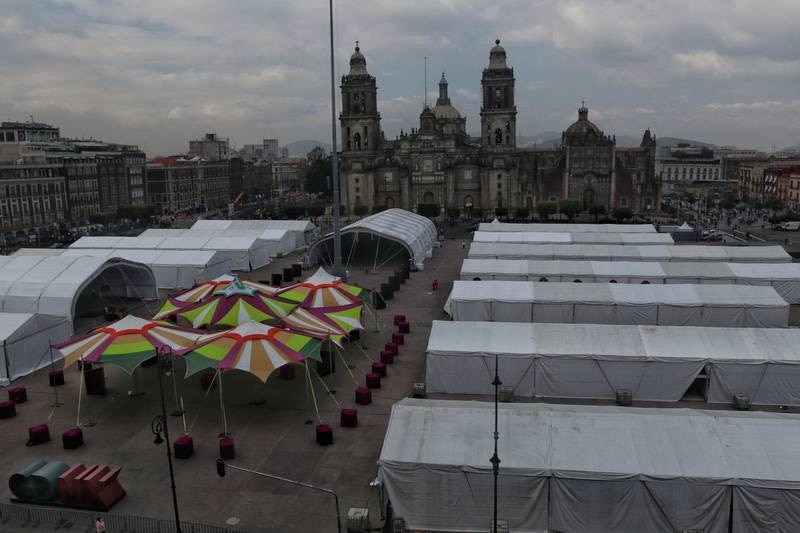 Carpas blancas en la plancha del Zócalo capitalino