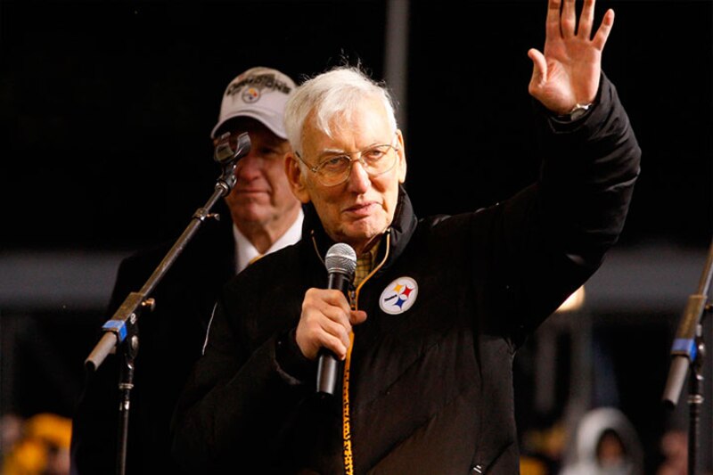 El dueño de los Steelers, Dan Rooney, saluda a los aficionados en el Heinz Field.