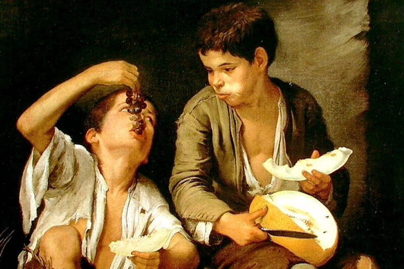 Niños comiendo uvas y melón