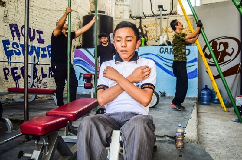 Adolescentes haciendo ejercicio en un gimnasio