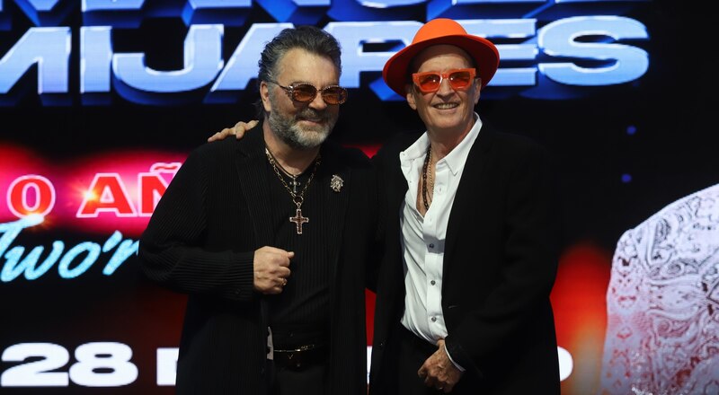 Miguel Bosé y Juan Gabriel juntos en la alfombra roja de los Premios Grammy Latinos 2022