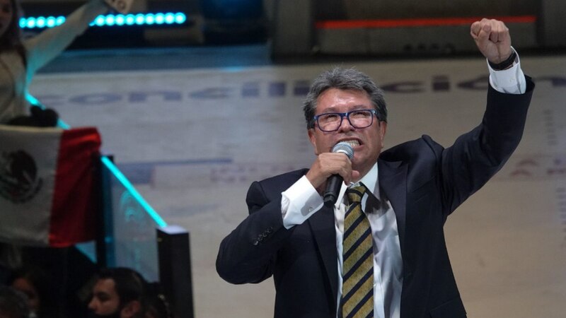 El presidente López Obrador da un discurso ante una multitud.