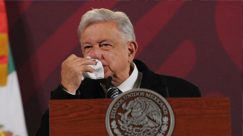 El presidente Andrés Manuel López Obrador se limpia la nariz durante una conferencia de prensa.