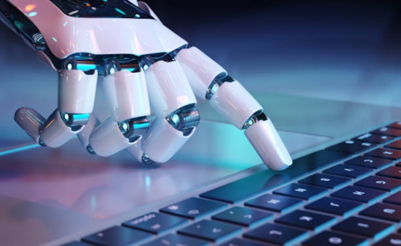 Un robot escribiendo en un teclado