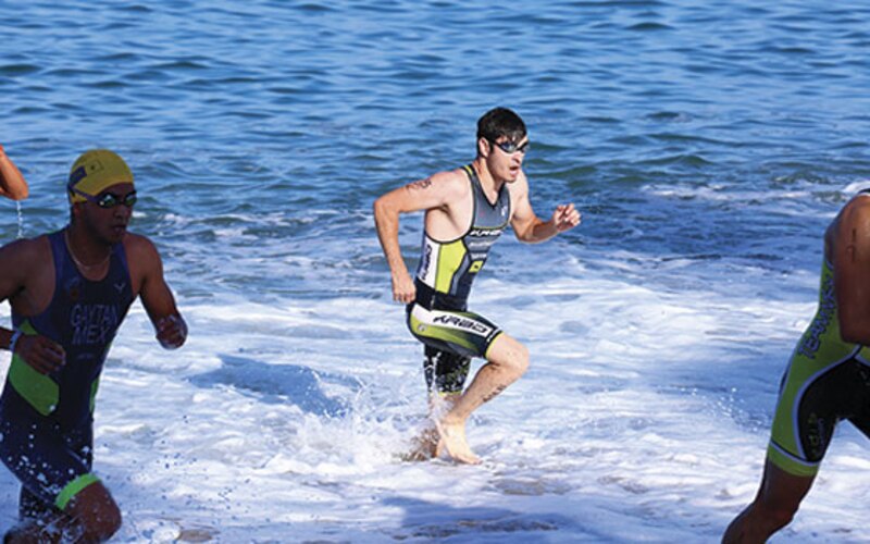Triatleta saliendo del agua