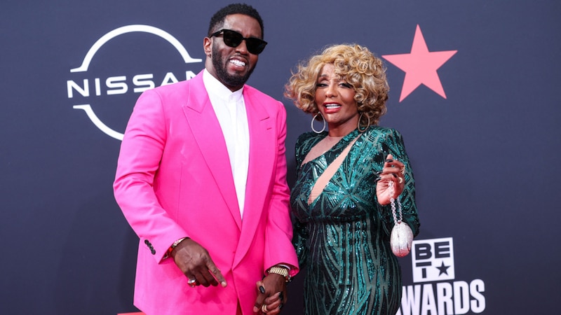 El rapero Sean Combs, conocido como P. Diddy, y su madre, Janice Combs, en la alfombra roja de los Premios BET 2022.